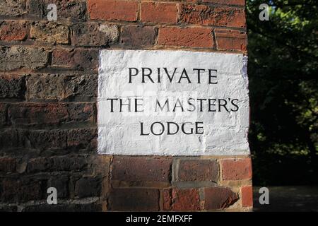 Inscription peinte sur un mur à Jésus College de Cambridge pour le Masters lodge Banque D'Images