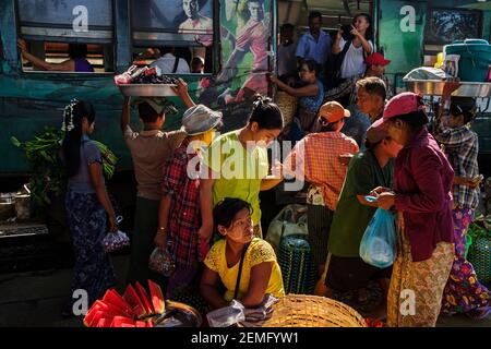 Passagers entrant et quittant le train dans l'une des gares ferroviaires circulaires de Yangon, au Myanmar. Banque D'Images