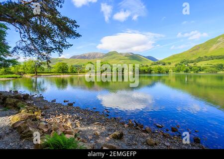 Vue sur Buttermere vers Buttermere est tombé sur un été ensoleillé journée avec la formation inhabituelle de nuages lenticulaires blancs Banque D'Images