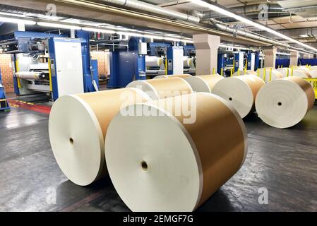 Les rouleaux de papier et de machines d'impression offset dans une grande boutique d'impression pour la production de journaux et magazines Banque D'Images