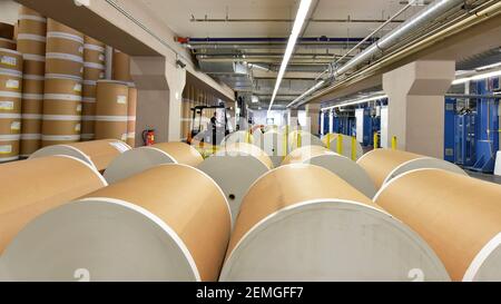 Les rouleaux de papier et de machines d'impression offset dans une grande boutique d'impression pour la production de journaux et magazines Banque D'Images