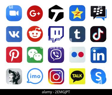 KHARKOV, UKRAINE - 24 FÉVRIER 2021: De nombreuses icônes de réseaux sociaux populaires et de messagers imprimés sur le livre blanc. Logos de la communication moderne porta Banque D'Images