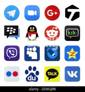 KHARKOV, UKRAINE - 24 FÉVRIER 2021: De nombreuses icônes de réseaux sociaux populaires et de messagers imprimés sur le livre blanc. Logos de la communication moderne porta Banque D'Images
