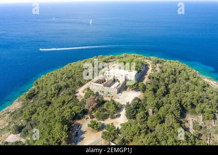 Tir de drone aérien de pierre fort George Croatie sur le dessus De colline dans la mer Adriatique sur l'île vis en été Banque D'Images