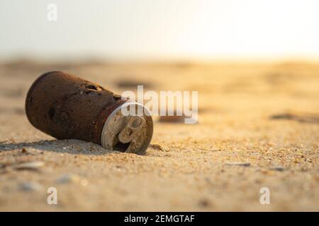 Les vieux rouillés peuvent tomber sur la plage de sable, les problèmes environnementaux et le réchauffement climatique. Banque D'Images