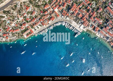 Tir de drone aérien de yachts sur la mer Adriatique près Vis Island en Croatie été Banque D'Images