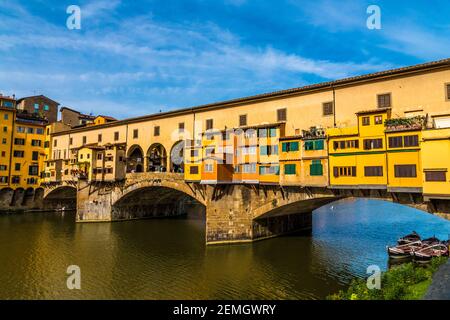 Belle vue rapprochée du pont médiéval Ponte Vecchio sur l'Arno dans le centre historique de Florence. Le pont avec trois segmentaires... Banque D'Images