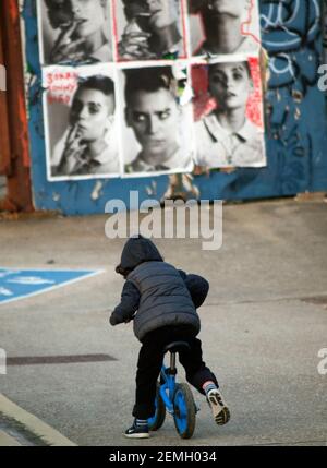 Un enfant fait son vélo près de Brighton Marina Banque D'Images