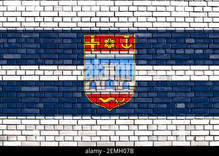 Drapeau du comté d'Osijek-Baranja peint sur un mur de briques Banque D'Images