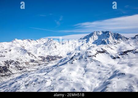 Val Thorens, France - 21 février 2020 : paysage des Alpes d'hiver depuis la station de ski Val Thorens Banque D'Images