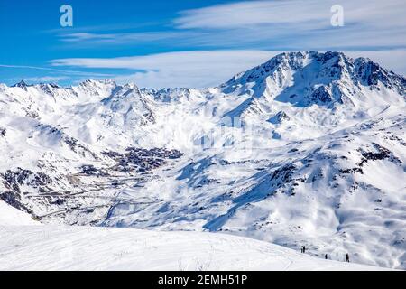 Val Thorens, France - 21 février 2020 : paysage des Alpes d'hiver depuis la station de ski Val Thorens Banque D'Images