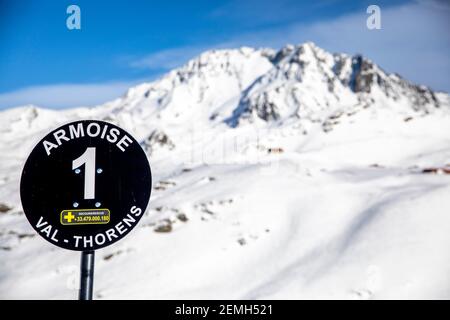 Val Thorens, France - 21 février 2020 : paysage des Alpes d'hiver depuis la station de ski Val Thorens Banque D'Images