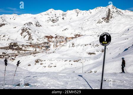 Val Thorens, France - 21 février 2020 : paysage des Alpes d'hiver depuis la station de ski Val Thorens Banque D'Images