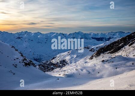 Val Thorens - 21 février 2020 : fin d'une journée dans la station de ski de Val Thorens avec un beau coucher de soleil Banque D'Images