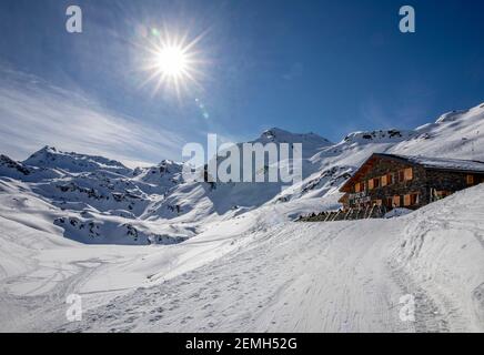 Val Thorens, France - 16 février 2020 : refuge du Lac du Lou en hiver près de la station de ski de Val Thorens Banque D'Images
