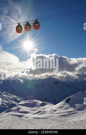 Val Thorens, France - 7 mars 2019 : trois télécabines dans le ciel de la station Val Thorens Banque D'Images