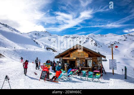 Val Thorens, France - 16 février 2020 : restaurant de haute altitude sur les pentes de la station Val Thorens Banque D'Images