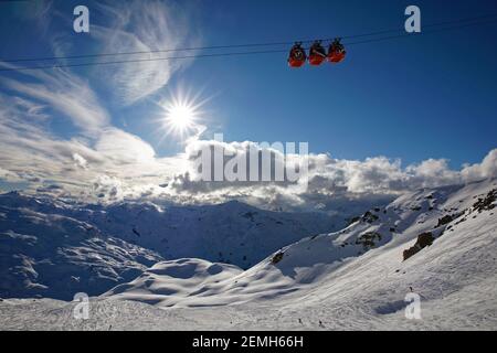Val Thorens, France - 7 mars 2019 : trois télécabines dans le ciel de la station Val Thorens Banque D'Images