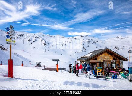 Val Thorens, France - 16 février 2020 : restaurant de haute altitude sur les pentes de la station Val Thorens Banque D'Images