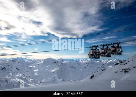 Val Thorens, France - 16 février 2020 : paysage des Alpes d'hiver depuis la station de ski Val Thorens. 3 vallées Banque D'Images