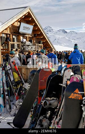 Val Thorens, France - 16 février 2020 : la folie douce est un chalet typique et festif au milieu des pistes où l'art culinaire et musical Banque D'Images