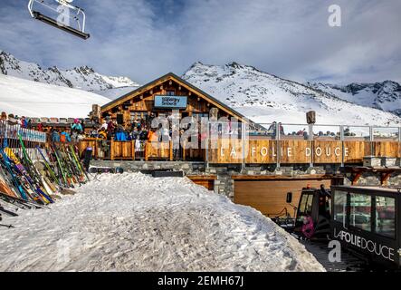 Val Thorens, France - 16 février 2020 : la folie douce est un chalet typique et festif au milieu des pistes où l'art culinaire et musical Banque D'Images