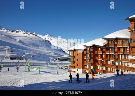 Val Thorens, France - 18 février 2020 : vue sur la station de ski de Val Thorens de trois Vallées, France. Montagnes couvertes de neige Banque D'Images