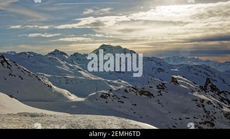 Val Thorens, France - 3 mars 2019 : pente de Val Thorens en Savoie française au coucher du soleil Banque D'Images