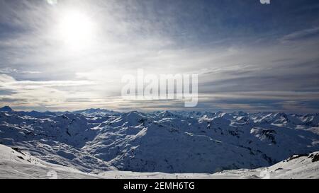 Val Thorens, France - 3 mars 2019 : pente de Val Thorens en Savoie française au coucher du soleil Banque D'Images