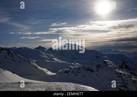 Val Thorens, France - 3 mars 2019 : pente de Val Thorens en Savoie française au coucher du soleil Banque D'Images