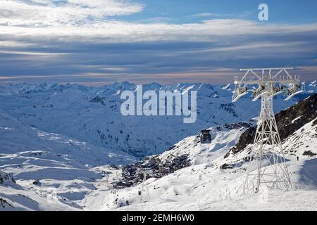 Val Thorens, France - 3 mars 2019 : pente de Val Thorens en Savoie française au coucher du soleil Banque D'Images
