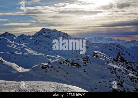 Val Thorens, France - 3 mars 2019 : pente de Val Thorens en Savoie française au coucher du soleil Banque D'Images