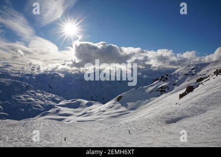 Val Thorens, France - 3 mars 2019 : pente de Val Thorens en Savoie française au coucher du soleil Banque D'Images