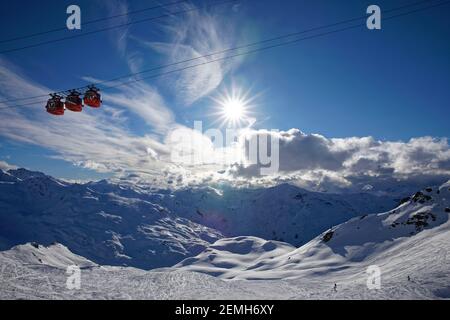 Val Thorens, France - 7 mars 2019 : trois télécabines dans le ciel de la station Val Thorens Banque D'Images
