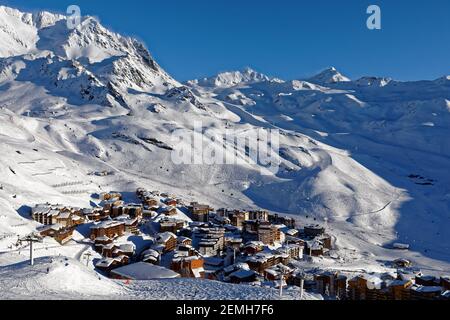 Vue sur la station de ski Val Thorens des trois Vallées, France. Montagnes couvertes de neige Banque D'Images