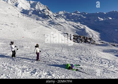 Vue sur la station de ski de Val Thorens de trois Vallées, France, avec 3 skieurs Banque D'Images