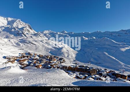 Vue sur la station de ski Val Thorens des trois Vallées, France. Montagnes couvertes de neige Banque D'Images