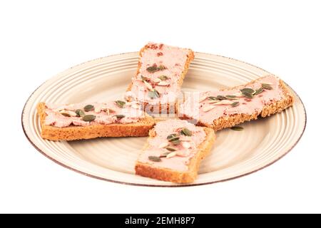 Sandwichs avec pate et graines sur plaque isolée sur fond blanc. Banque D'Images