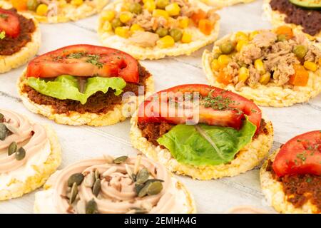 Papillotes de quinoa avec pâte d'olive et de tomates séchées, thon et légumes sur fond de bois gris. Banque D'Images