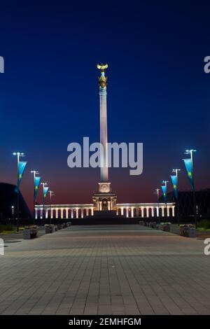 Kazakhstan, Astana, monument KazakYeli (pays kazakh) au lever du soleil Banque D'Images