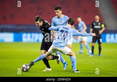 Bernardo Silva (ville), Florian Neuhaus (BMG), Rodrigo (ville) Borussia Mönchengladbach - Manchester City Budapest, 24.02.2021, Fussball; Champions Leag Banque D'Images