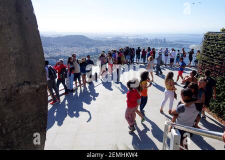 Montagne Sugarloaf à Rio de Janeiro, Brésil - visiteurs sur l'une des plateformes d'observation Banque D'Images