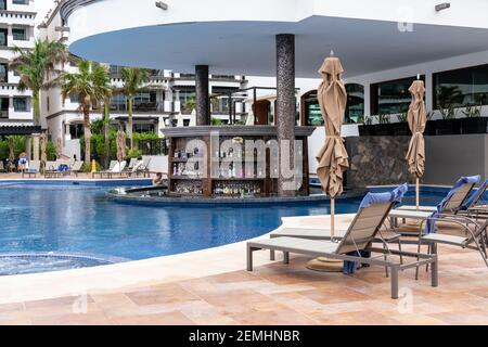 Piscine à débordement à deux étages face à l'océan au Grand Residences Riviera Cancun Banque D'Images