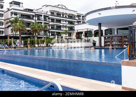 Piscine à débordement à deux étages face à l'océan au Grand Residences Riviera Cancun Banque D'Images