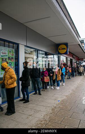 PUTNEY LONDON, ROYAUME-UNI, 25 FÉVRIER 2021. Une longue file d'attente de clients attendant à l'extérieur d'une nouvelle succursale de LIDL, le supermarché à prix réduits international allemand qui a ouvert sur Putney High Street. Credit amer ghazzal/Alamy Live News Banque D'Images