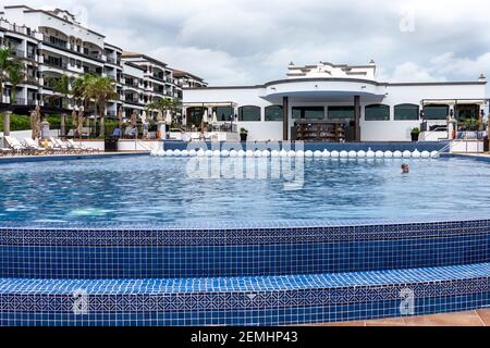 Piscine à débordement à deux étages face à l'océan au Grand Residences Riviera Cancun Banque D'Images