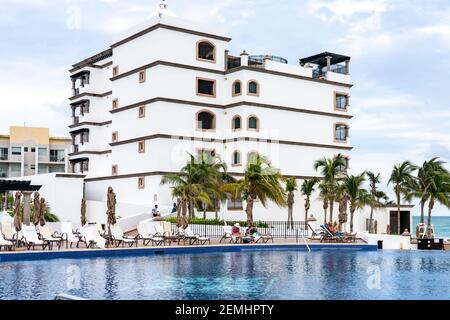 Piscine à débordement à deux étages face à l'océan au Grand Residences Riviera Cancun Banque D'Images