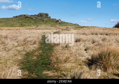 Vue ensoleillée de Little Almscliffe Crag, un affleurement rocheux de grain de pierre du Nord du Yorkshire Banque D'Images