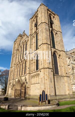 Vue extérieure de la cathédrale de Ripon dans le North Yorkshire Banque D'Images