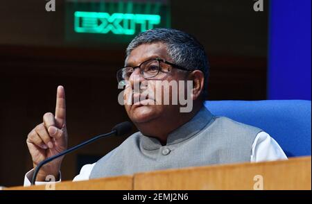 New Delhi, Inde. 25 février 2021. Le ministre indien de l'électronique et des technologies de l'information Ravi Shankar Prasad prend la parole lors d'une conférence de presse à New Delhi, en Inde, le 25 février 2021. Le gouvernement indien a annoncé jeudi de nouvelles lignes directrices pour réglementer le contenu publié ou diffusé sur diverses plates-formes de médias sociaux et numériques dans le pays. Credit: Partha Sarkar/Xinhua/Alamy Live News Banque D'Images